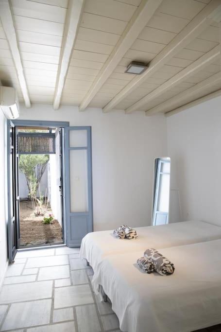 Beachfront 2Br Apartment - Free Parking Livadi  Buitenkant foto