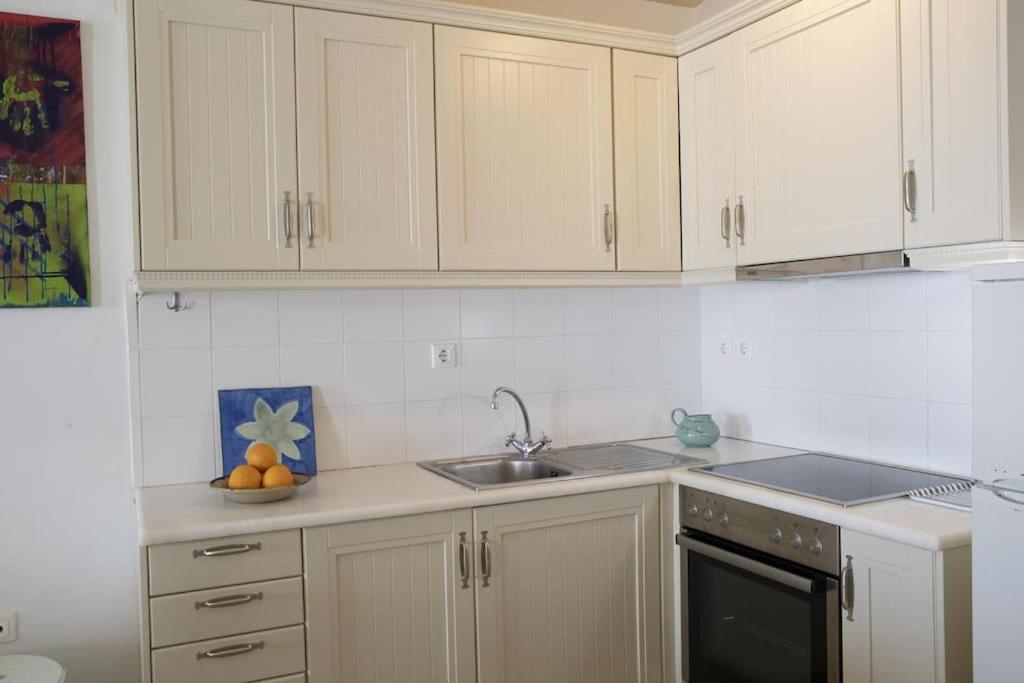 Beachfront 2Br Apartment - Free Parking Livadi  Buitenkant foto