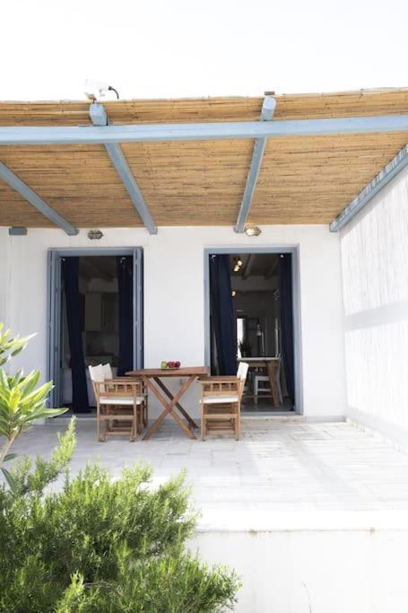 Beachfront 2Br Apartment - Free Parking Livadi  Buitenkant foto