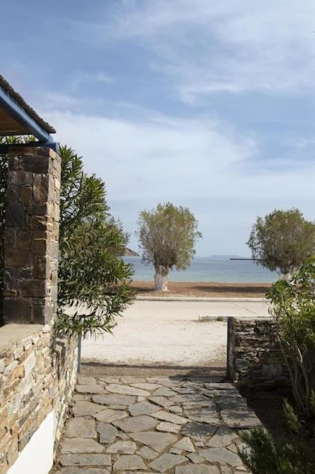 Beachfront 2Br Apartment - Free Parking Livadi  Buitenkant foto