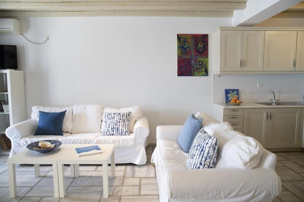 Beachfront 2Br Apartment - Free Parking Livadi  Buitenkant foto
