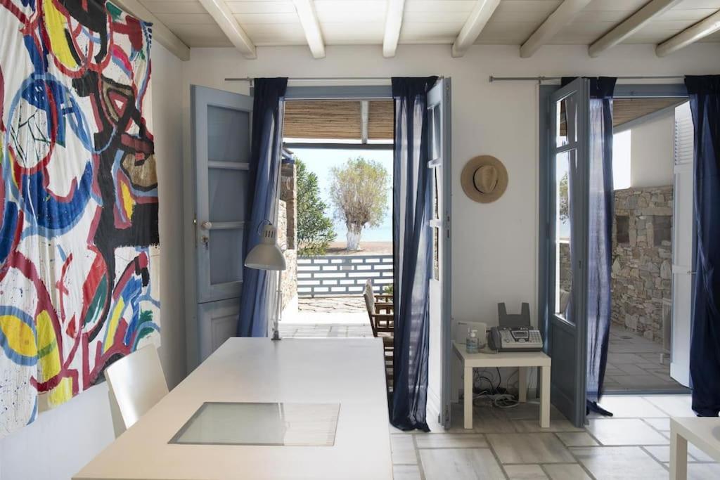 Beachfront 2Br Apartment - Free Parking Livadi  Buitenkant foto