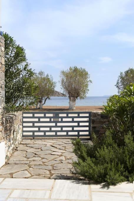 Beachfront 2Br Apartment - Free Parking Livadi  Buitenkant foto