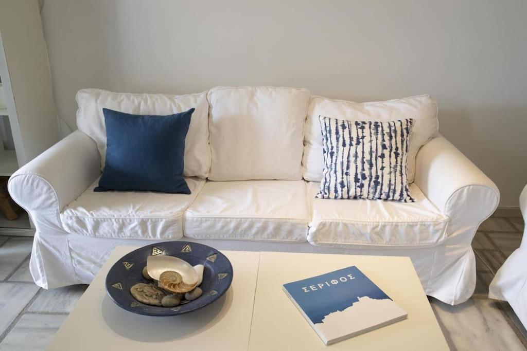 Beachfront 2Br Apartment - Free Parking Livadi  Buitenkant foto