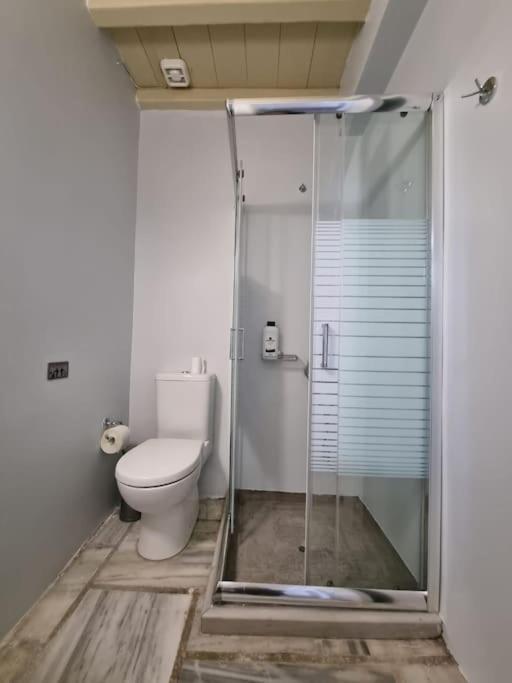 Beachfront 2Br Apartment - Free Parking Livadi  Buitenkant foto